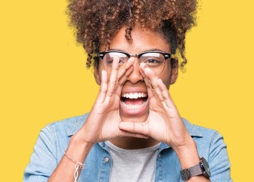 Người phụ nữ hét lên thông báo